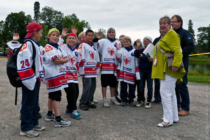 Cell Phone Throwing Contest in Finland (46 pics)