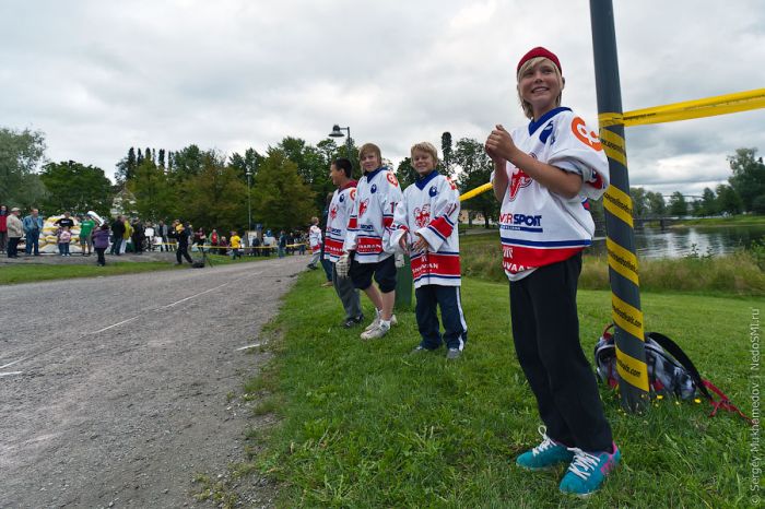 Cell Phone Throwing Contest in Finland (46 pics)