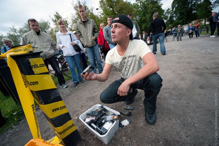 Cell Phone Throwing Contest in Finland (46 pics)
