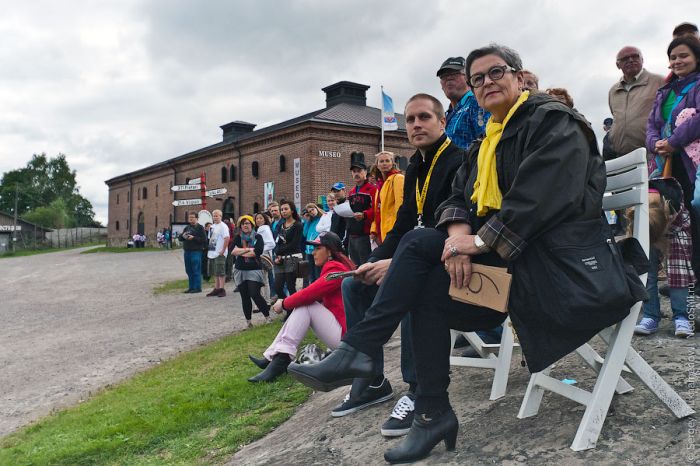 Cell Phone Throwing Contest in Finland (46 pics)