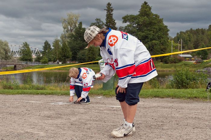 Cell Phone Throwing Contest in Finland (46 pics)