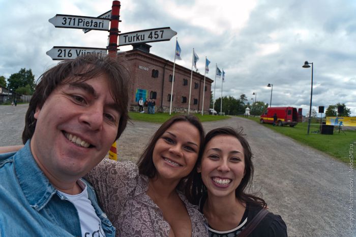 Cell Phone Throwing Contest in Finland (46 pics)