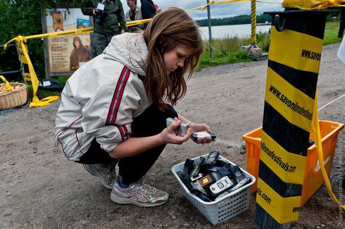 Cell Phone Throwing Contest in Finland (46 pics)