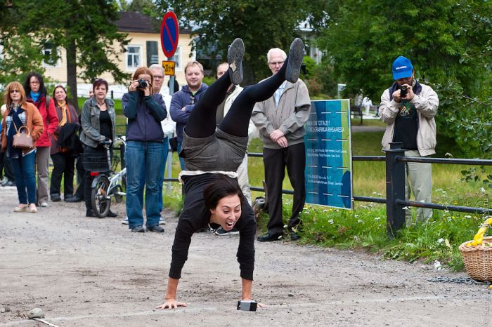 Cell Phone Throwing Contest in Finland (46 pics)