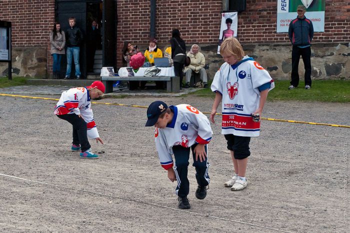 Cell Phone Throwing Contest in Finland (46 pics)