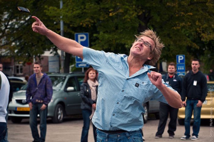 Cell Phone Throwing Contest in Finland (46 pics)