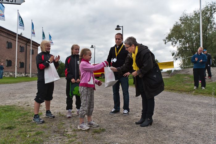Cell Phone Throwing Contest in Finland (46 pics)