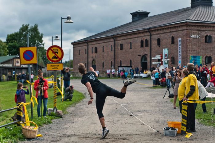 Cell Phone Throwing Contest in Finland (46 pics)