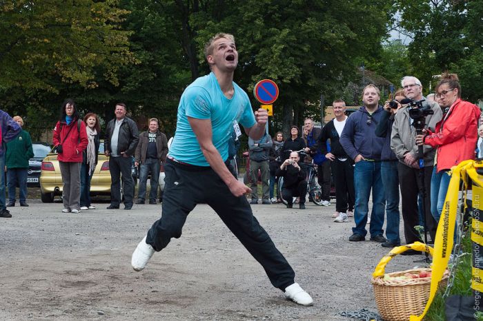 Cell Phone Throwing Contest in Finland (46 pics)