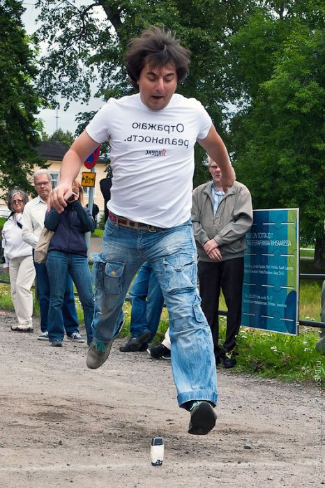 Cell Phone Throwing Contest in Finland (46 pics)