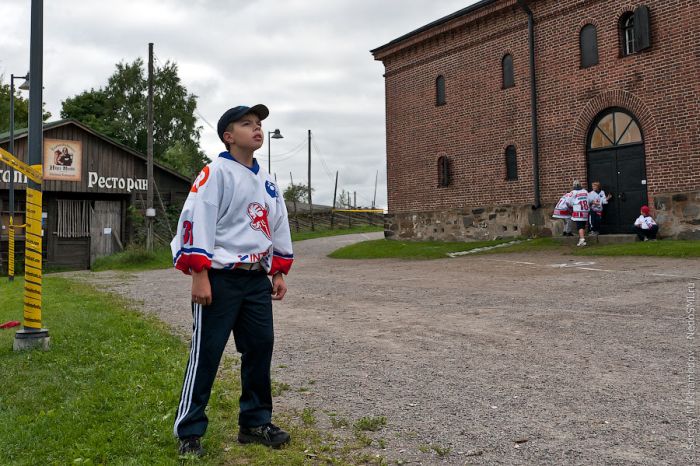 Cell Phone Throwing Contest in Finland (46 pics)