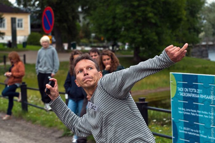 Cell Phone Throwing Contest in Finland (46 pics)