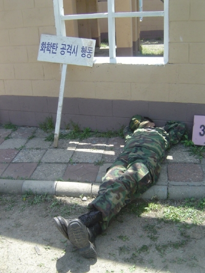 2369315-180230422074775695_4_FCOM01_3_1068542_000_우리는_20화학탄공격따위_20신경안쓴다.jpg