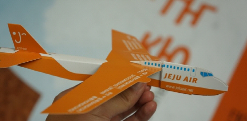 _종이비행기2.jpg : 제주항공으로 날다 퍼포먼스 봤던거 사진 이제야 공유하네요...ㅎ
