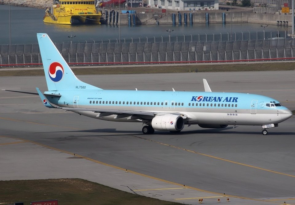 Boeing_737_Korean_Air_HL7560_HKG_January_2010.jpg