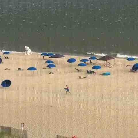 beach-umbrella-war-gif-2295562_143819131